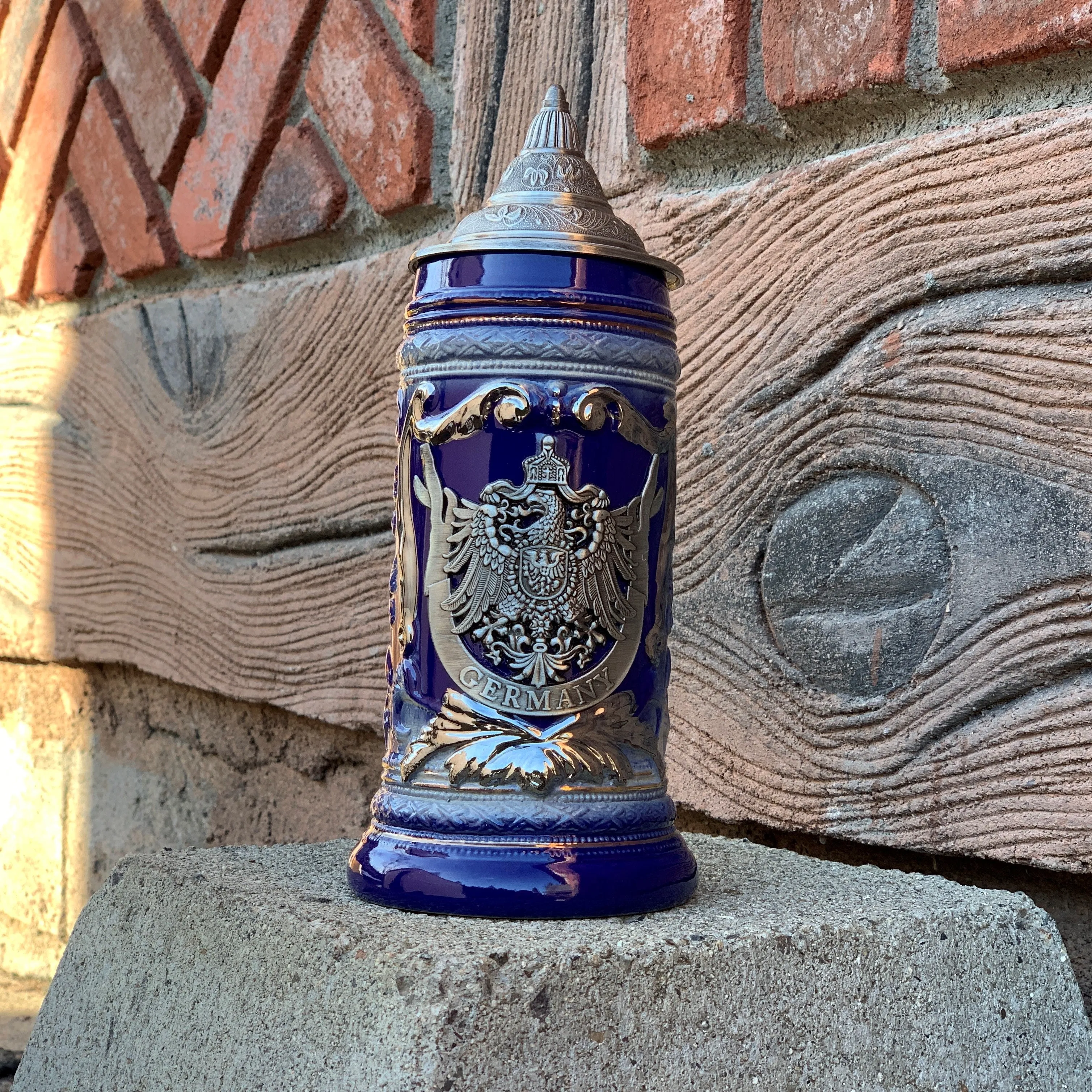 Engraved Ceramic Beer Stein .75L Eagle Medallion with Metal Lid